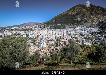 A l'entrée de Chefchaouen, au Maroc, une zone de vue offre une vue magnifique sur la ville bleue qui a été fondée en 1471 dans les montagnes de Riff Banque D'Images