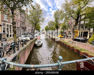 Amsterdam, pays-Bas - 10 octobre 2021 : canaux et architecture hollandaise typique d'Amsterdam, l'une des destinations touristiques les plus populaires d'Europe. Banque D'Images