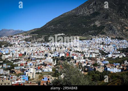 A l'entrée de Chefchaouen, au Maroc, une zone de vue offre une vue magnifique sur la ville bleue qui a été fondée en 1471 dans les montagnes de Riff Banque D'Images