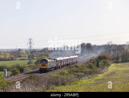 GB Railfreight classe 47 locomotive 47749 passant Brogborough sur la ligne Marston vale transportant un EMR classe 360 pour entretien Banque D'Images