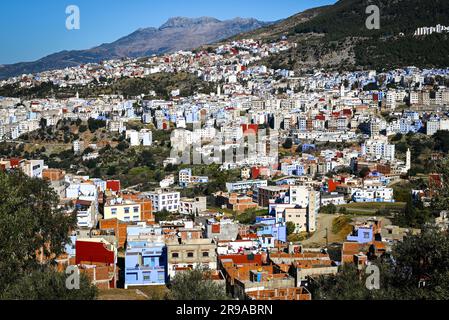 A l'entrée de Chefchaouen, au Maroc, une zone de vue offre une vue magnifique sur la ville bleue qui a été fondée en 1471 dans les montagnes de Riff Banque D'Images