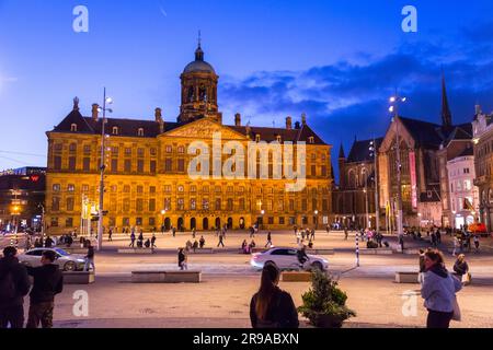 Amsterdam, NL - 12 octobre 2021: Le Palais Royal d'Amsterdam à la place du Dam est l'un des trois palais des pays-Bas qui sont à la disposition de Banque D'Images