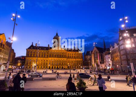 Amsterdam, NL - 12 octobre 2021: Le Palais Royal d'Amsterdam à la place du Dam est l'un des trois palais des pays-Bas qui sont à la disposition de Banque D'Images