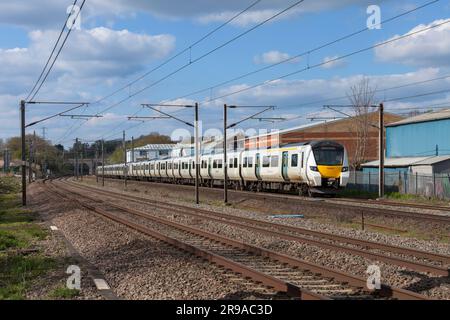 Train électrique Govia Thameslink classe 700 sur la ligne principale Midland 4 voies passant par Ampthill, Bedfordshire Banque D'Images