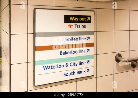 Indications d'accès sur le métro de Londres montrant les lignes de sortie, Jubilee Line, Bakerloo Line, Waterloo et City Line et South Bank. ROYAUME-UNI Banque D'Images