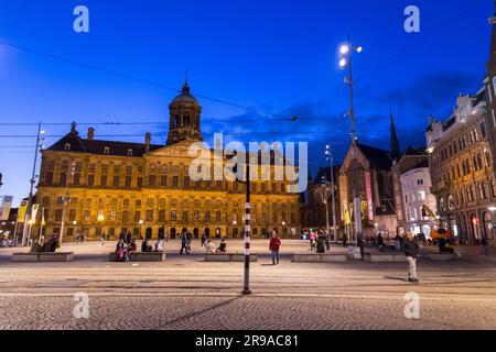 Amsterdam, NL - 12 octobre 2021: Le Palais Royal d'Amsterdam à la place du Dam est l'un des trois palais des pays-Bas qui sont à la disposition de Banque D'Images