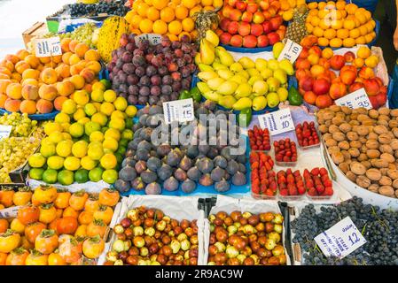 Grande sélection de fruits dans un marché d'Istanbul Banque D'Images