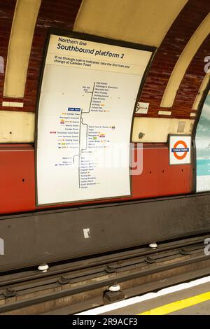 Une carte courbe montrant des informations sur les stations de métro de Londres sur la ligne Nord sur la plate-forme 2 en direction du sud. Angleterre Banque D'Images