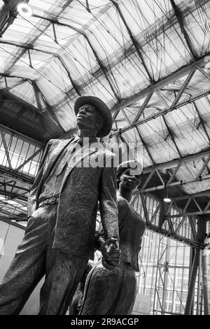 Image en noir et blanc du monument national de Windrush par le sculpteur Basil Watson, commémorant les immigrants britanniques de l'Ouest indien arrivant au Royaume-Uni Banque D'Images