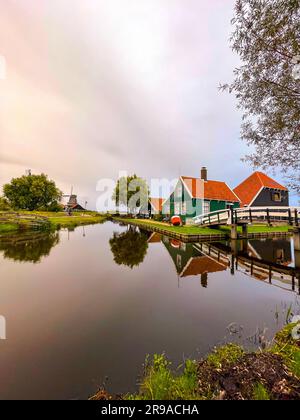 Zaanse Schans est un quartier de Zaandam, près de Zaandijk, pays-Bas, célèbre pour sa collection de moulins à vent et de maisons historiques bien conservés. Banque D'Images