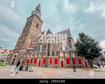 Amsterdam, pays-Bas - 14 octobre 2021 : vue extérieure de la vieille église ou de Oude Kerk à Amsterdam, la capitale des pays-Bas. Banque D'Images