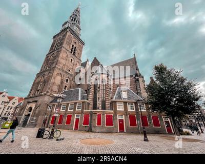 Amsterdam, pays-Bas - 14 octobre 2021 : vue extérieure de la vieille église ou de Oude Kerk à Amsterdam, la capitale des pays-Bas. Banque D'Images