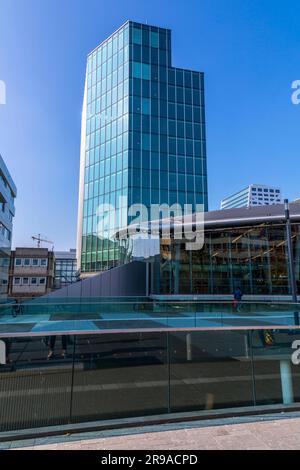 Utrecht, NL - OCT 9, 2021: La gare centrale d'Utrecht est le centre de transit qui intègre deux pistes cyclables, deux stations de bus, deux arrêts de tramway et le c Banque D'Images