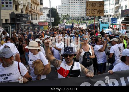 Madrid, Espagne. 24th juin 2023. Un manifestant lève le poing pendant la démonstration. Manifestation dénialiste intitulée « TOP Agenda 2030 », qui s'est tenue samedi à Madrid, à 24 juin. La manifestation a visité le centre de Madrid de la Plaza España aux portes du Ministère des droits sociaux et de l'Agenda 2030. Crédit : SOPA Images Limited/Alamy Live News Banque D'Images