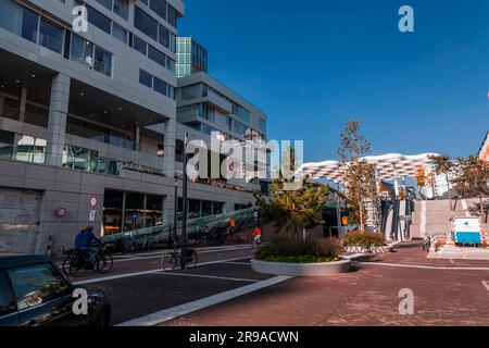 Utrecht, NL - OCT 9, 2021: La gare centrale d'Utrecht est le centre de transit qui intègre deux pistes cyclables, deux stations de bus, deux arrêts de tramway et le c Banque D'Images