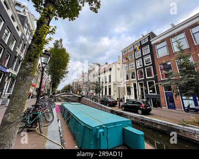 Amsterdam, pays-Bas - 10 octobre 2021 : canaux et architecture hollandaise typique d'Amsterdam, l'une des destinations touristiques les plus populaires d'Europe. Banque D'Images