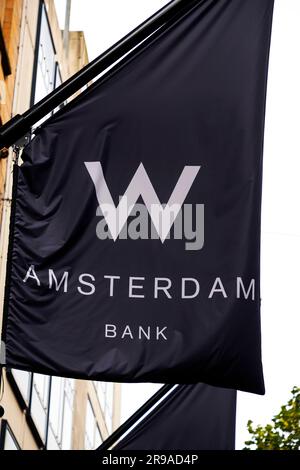 Amsterdam, pays-Bas - 17 octobre 2021 : logo de W Hotel Amsterdam Bank sur un drapeau à l'entrée de l'hôtel à Amsterdam, pays-Bas Banque D'Images