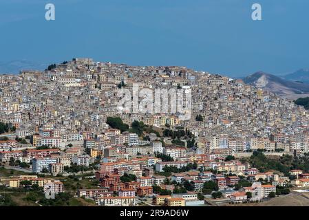 Gangi en Sicile avec la silhouette de l'Etna en arrière-plan Banque D'Images
