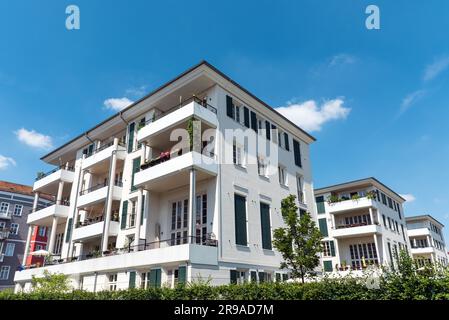 Appartements blancs contre un ciel bleu à Berlin, Allemagne Banque D'Images