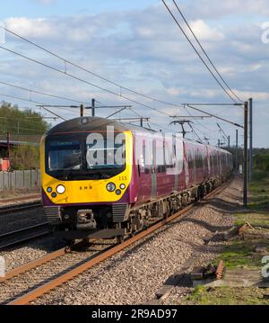 Train électrique Siemens de classe 360 de l'East Midlands sur la ligne principale électrifiée de Midland à 4 voies passant par Ampthill, Bedfordshire Banque D'Images