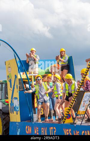 De jeunes agriculteurs sur des flotteurs au spectacle royal de Cheshire de 2023 Banque D'Images