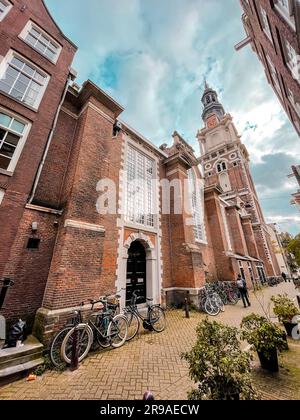 Amsterdam, pays-Bas - 14 octobre 2021 : vue extérieure de la vieille église ou de Oude Kerk à Amsterdam, la capitale des pays-Bas. Fondée c Banque D'Images