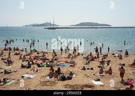 La plage des Catalans, l'une des plages les plus populaires de Marseille Banque D'Images