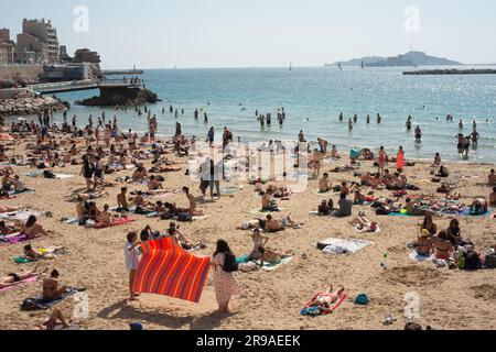 La plage des Catalans, l'une des plages les plus populaires de Marseille Banque D'Images