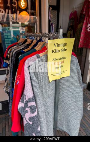 Utrecht, NL - OCT 9, 2021: Vêtements d'occasion en vente au kilo dans une boutique d'époque à Utrecht, pays-Bas. Banque D'Images