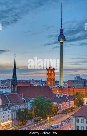 L'hôtel de ville et la tour de télévision de Berlin après le coucher du soleil Banque D'Images