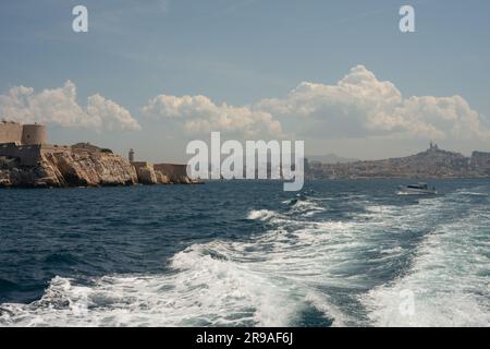 En direction de l'Île de Frioul, située au large de la côte méditerranéenne de la France, à environ 4 kilomètres (2 miles) de Marseille. Banque D'Images