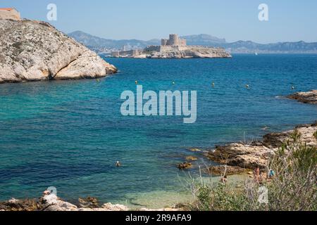 Vue depuis l'Île de Frioul, environ 4 kilomètres (2 miles) de Marseille. Sur le côté droit de la photo : le Château d'If. Banque D'Images