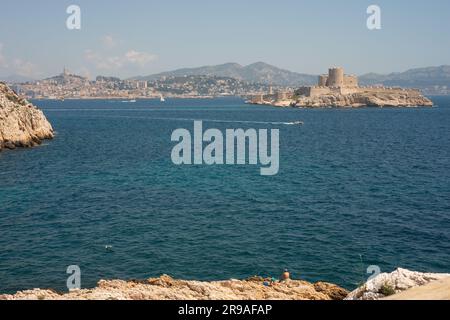 Vue depuis l'Île de Frioul, environ 4 kilomètres (2 miles) de Marseille. Sur le côté droit de la photo : le Château d'If. Banque D'Images