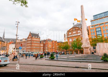 Amsterdam, pays-Bas - 14 octobre 2021: Bâtiments et personnes autour de la célèbre place du Dam d'Amsterdam, la capitale des pays-Bas. Situé Banque D'Images