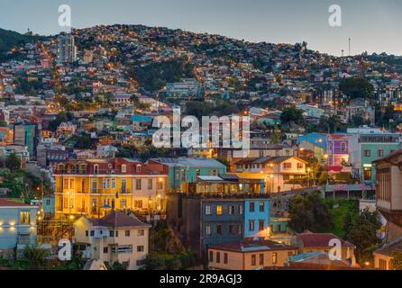 Vue sur les maisons colorées de Valparaiso au crépuscule Banque D'Images