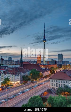 La célèbre tour de télévision de Berlin après le coucher du soleil Banque D'Images