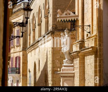 La statue de notre Dame du Mont Carmel par une journée ensoleillée à Mdina, Malte Banque D'Images