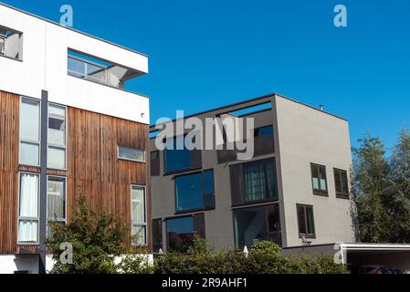 Maisons de ville modernes aux façades en bois et en béton vues à Berlin, Allemagne Banque D'Images