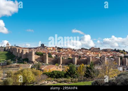 Vue sur Avila en Espagne avec le célèbre mur de la ville Banque D'Images