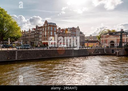 Amsterdam, pays-Bas - 11 octobre 2021 : canaux et architecture hollandaise typique d'Amsterdam, l'une des destinations touristiques les plus populaires d'Europe. Banque D'Images