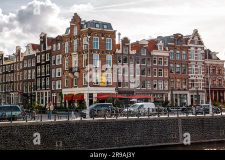 Amsterdam, pays-Bas - 11 octobre 2021 : canaux et architecture hollandaise typique d'Amsterdam, l'une des destinations touristiques les plus populaires d'Europe. Banque D'Images