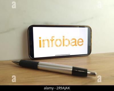 KONSKIE, Pologne - 24 juin 2023: Logo du journal en ligne Infobae affiché sur l'écran du téléphone portable Banque D'Images