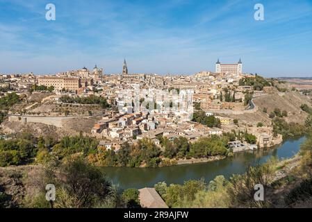 Vue sur la vieille ville de Tolède en Espagne par une journée ensoleillée Banque D'Images