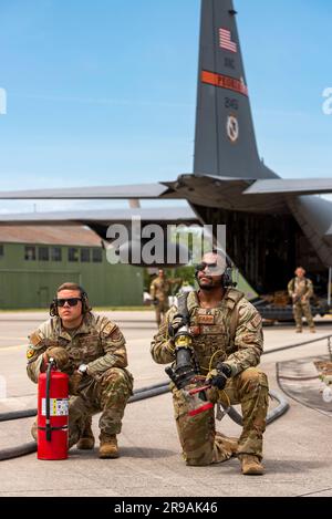 ÉTATS-UNIS Tech. De la Force aérienne Le Sgt Moises Rodrigues, à gauche, un chef d'équipage du 156th Groupe d'intervention en cas d'urgence, 156th e Escadre, Garde nationale de Porto Rico, et le Sgt. Brandon Harris, un opérateur de point d'armement et de ravitaillement avec le 123rd Groupe d'intervention en cas d'urgence, 123rd e Escadre Airlift, Garde nationale du Kentucky, Préparez-vous à ravitailler un avion Thunderbolt A-10 affecté à l'aile Fighter 124th, Garde nationale de l'Idaho, à partir d'un avion Hercules C-130 affecté à l'aile Airlift 182nd, Garde nationale aérienne de l'Illinois, au cours de l'exercice Air Defender 2023 (AD23) à la base aérienne de Lechfeld, en Allemagne (19 juin 2023). E Banque D'Images