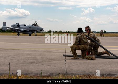 ÉTATS-UNIS Le sergent d'état-major de la Force aérienne, Brandon Harris, à gauche, un opérateur de point d'armement et de ravitaillement en carburant, et le sergent d'état-major Jackson Kincaid, un chef d'équipage, tous deux avec le 123rd Contingency Response Group, 123rd Airlift Wing, Garde nationale du Kentucky, discutent du processus d'exploitation d'un avion Thunderbolt A-10 affecté à la 124th Fighter Wing, La Garde nationale de l'Idaho, devant être ravitaillée en carburant par un avion Hercules C-130 affecté à l'aile du pont aérien 182nd, de la Garde nationale aérienne de l'Illinois, pendant l'exercice Air Defender 2023 (AD23) à la base aérienne de Lechfeld, en Allemagne (19 juin 2023). L'exercice AD23 intègre l'air américain et l'air allié Banque D'Images