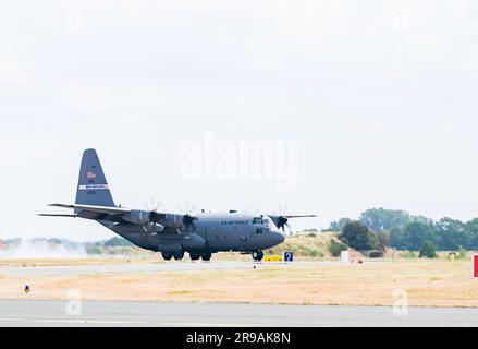 A ÉTATS-UNIS L'avion Hercules C-130 de la Force aérienne, exploité par l'escadre du transport aérien 152nd, Garde nationale du Nevada, atterrit à la base aérienne de Wunstorf, en Allemagne, pendant l'exercice Air Defender 2023 (AD23) 20 juin 2023. L'exercice AD23 intègre la puissance aérienne américaine et alliée pour défendre des valeurs communes, tout en tirant parti et en renforçant des partenariats essentiels pour décourager l'agression dans le monde entier. (É.-U. Photo de la Garde nationale aérienne par le Sgt. Caila Arahood) Banque D'Images