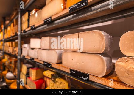 Utrecht, pays-Bas - 9 octobre 2021: Différents types de fromages traditionnels hollandais en vente dans un magasin de fromages à Utrecht, pays-Bas. Banque D'Images