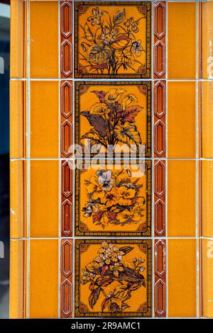 Fragment de carreaux traditionnels hollandais en céramique, delfware d'une décoration de bâtiment Banque D'Images