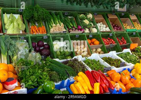 Exposition de légumes en vente au Viktualienmarkt de Munich Banque D'Images