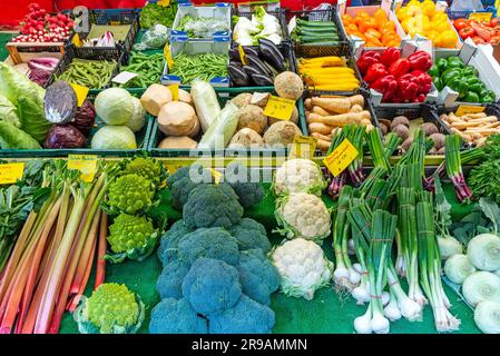 Grand choix de légumes frais au Viktualienmarkt de Munich Banque D'Images